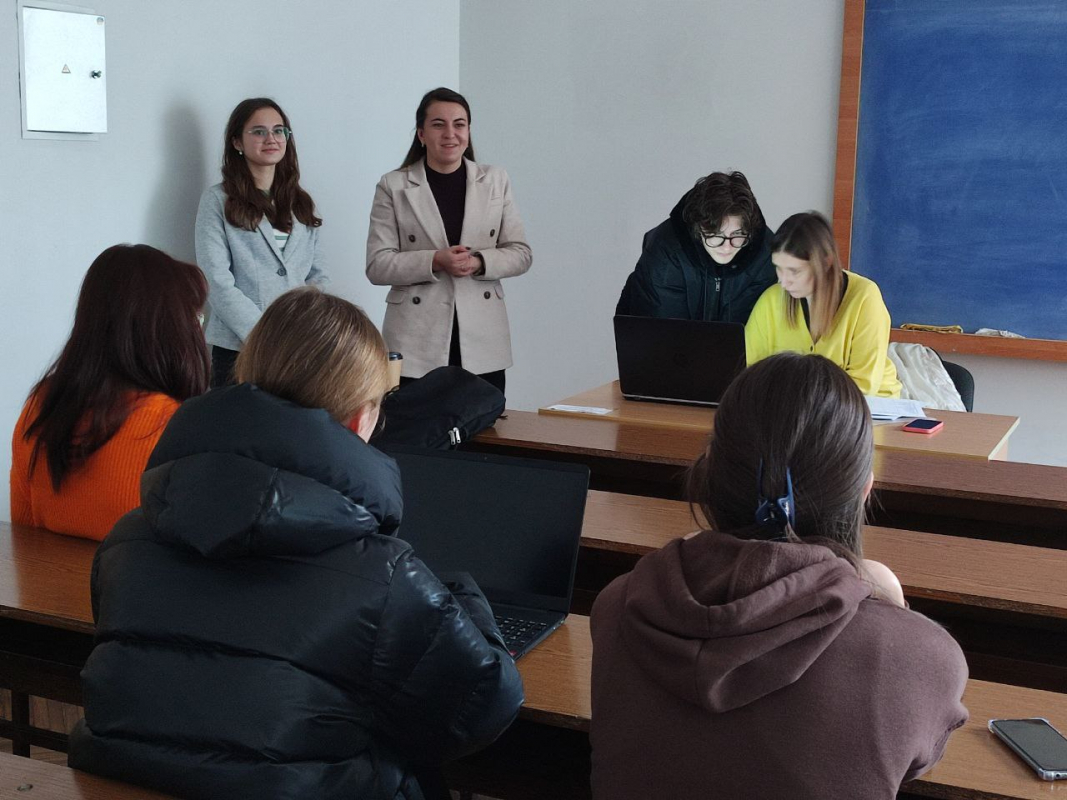 Фото із заходу