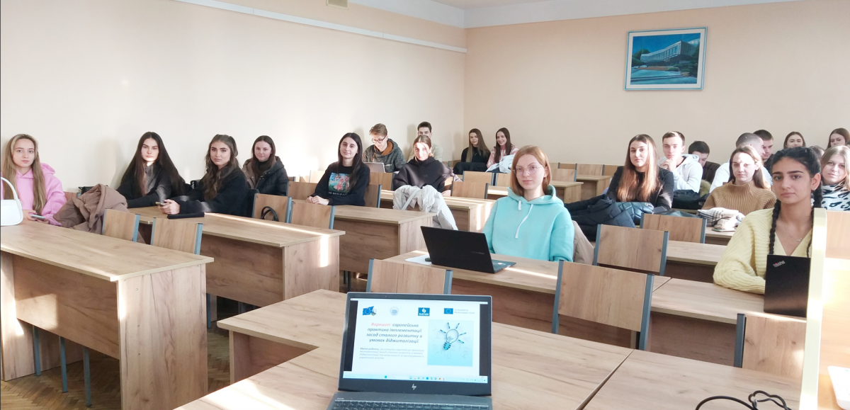 Фото із заходу