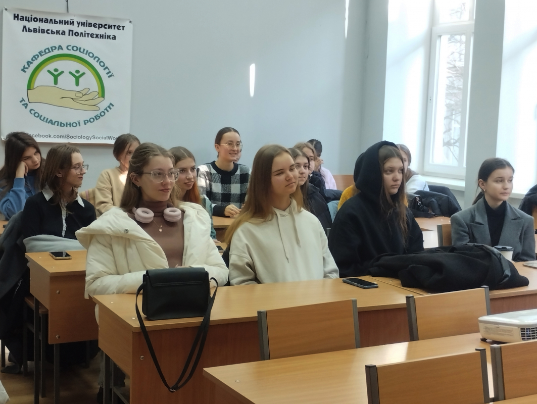 Фото із заходу