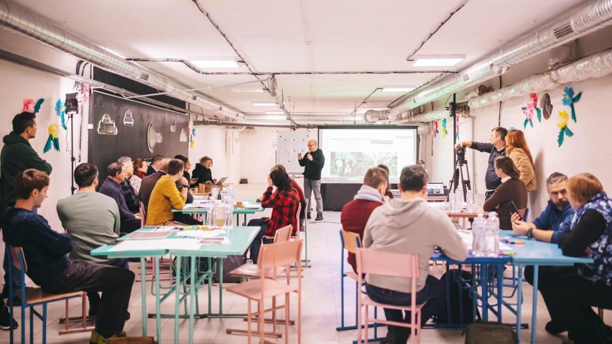 Фото із заходу