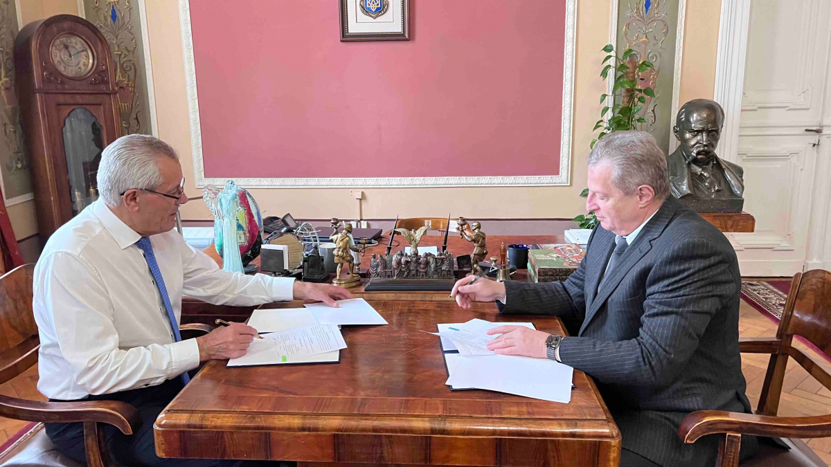 Фото з підписання угоди