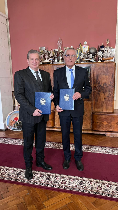 Фото з підписання угоди