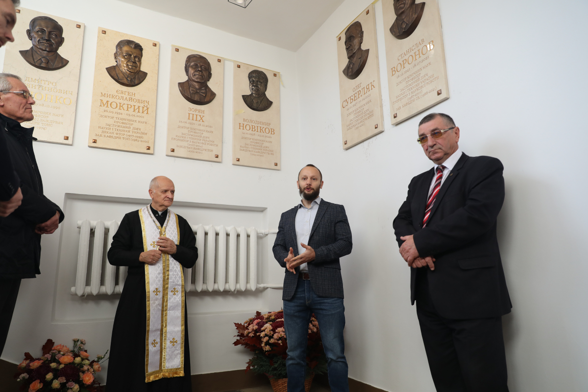 Фото з відкриття меморіальних таблиць