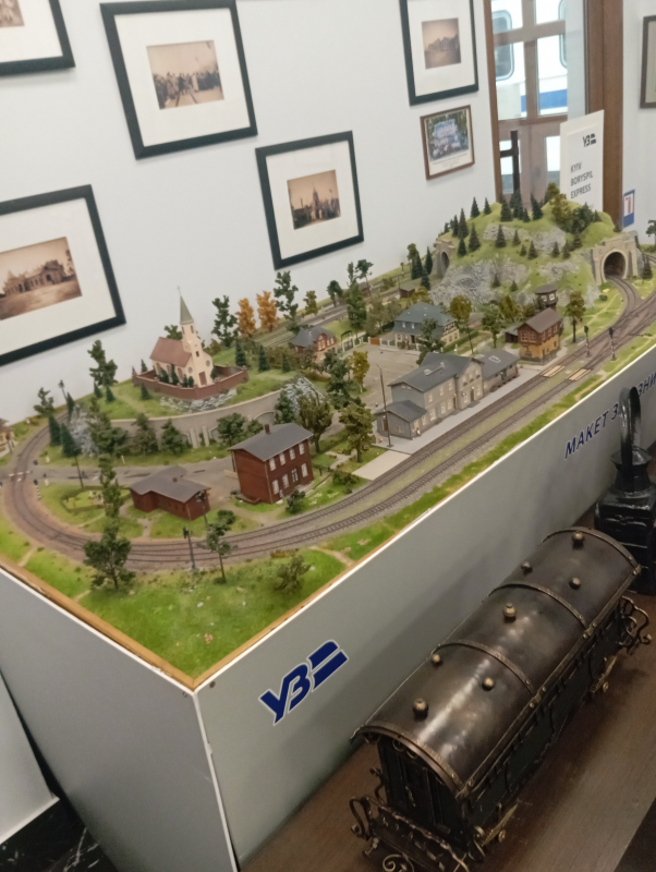 Фото із заходу