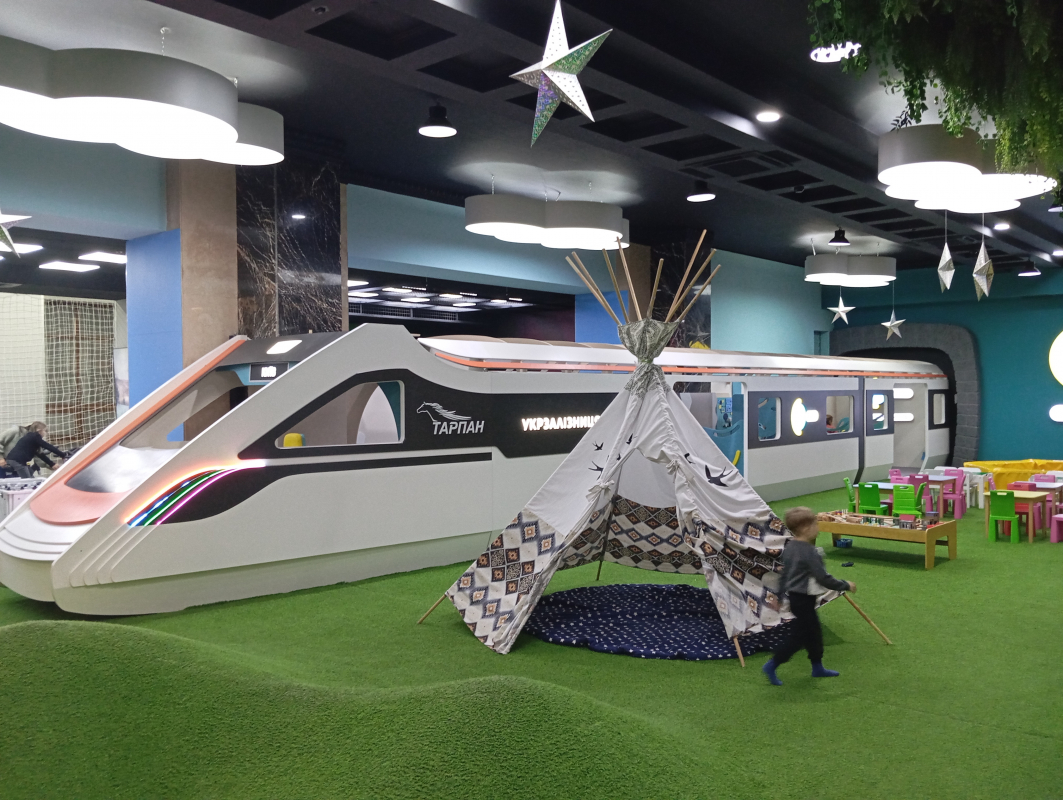 Фото із заходу