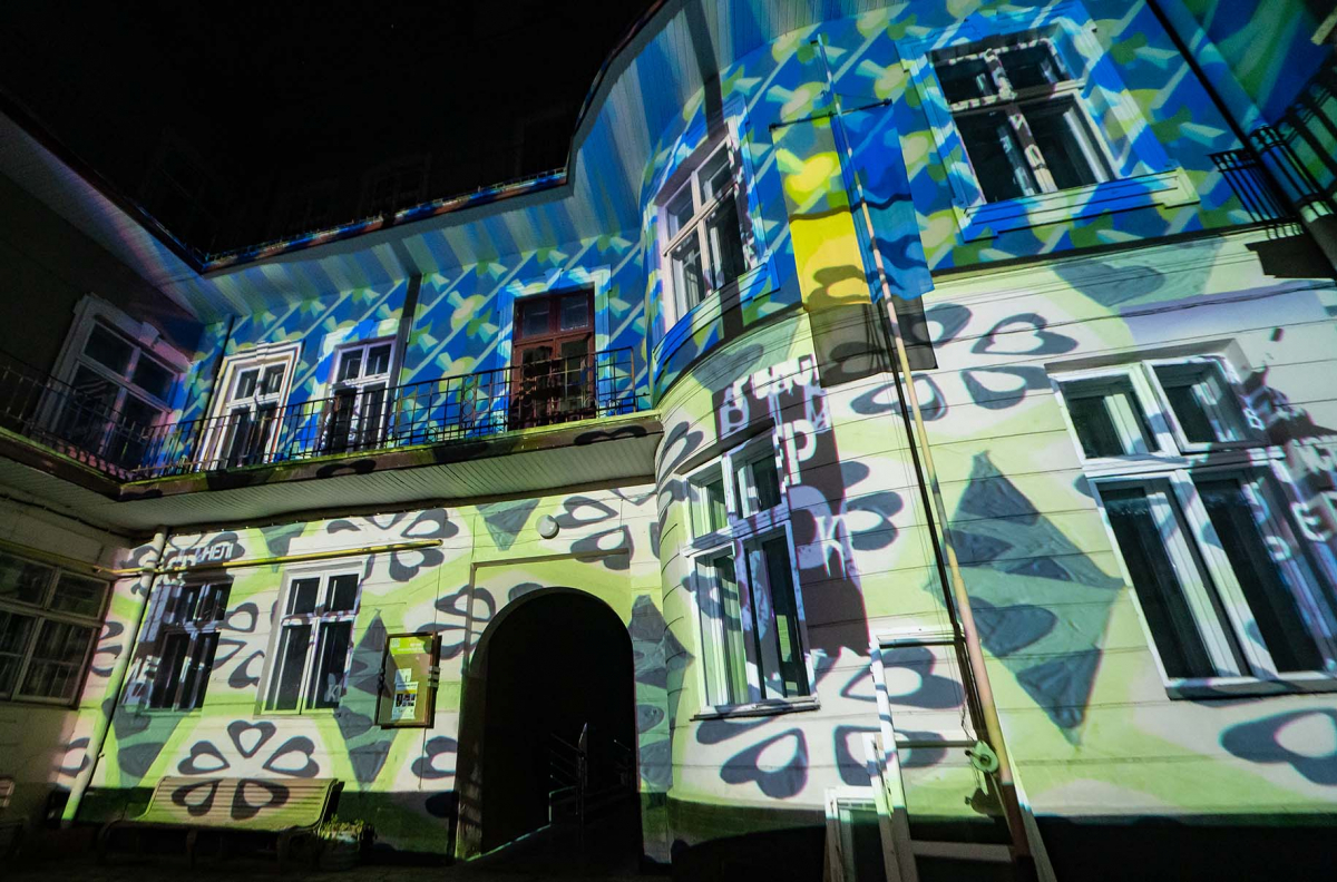 Фото із заходу