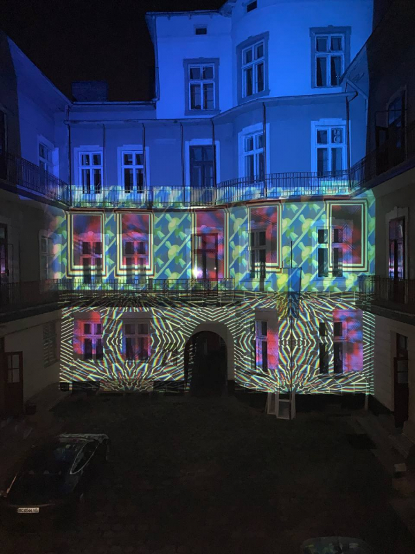 Фото із заходу