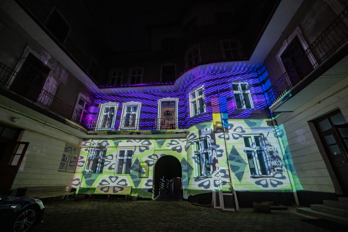 Фото із заходу