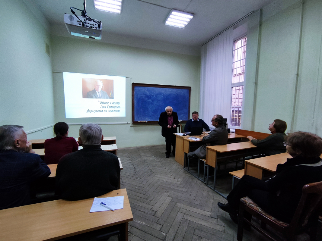 Фото із заходу