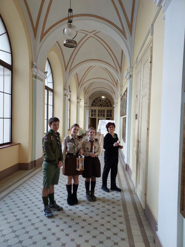 Фото з передавання Вифлеємського вогню