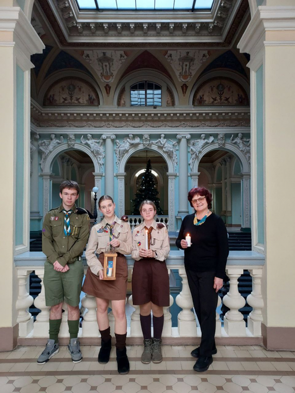 Фото з передавання Вифлеємського вогню