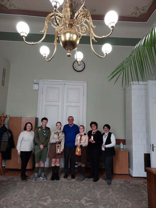 Фото з передавання Вифлеємського вогню