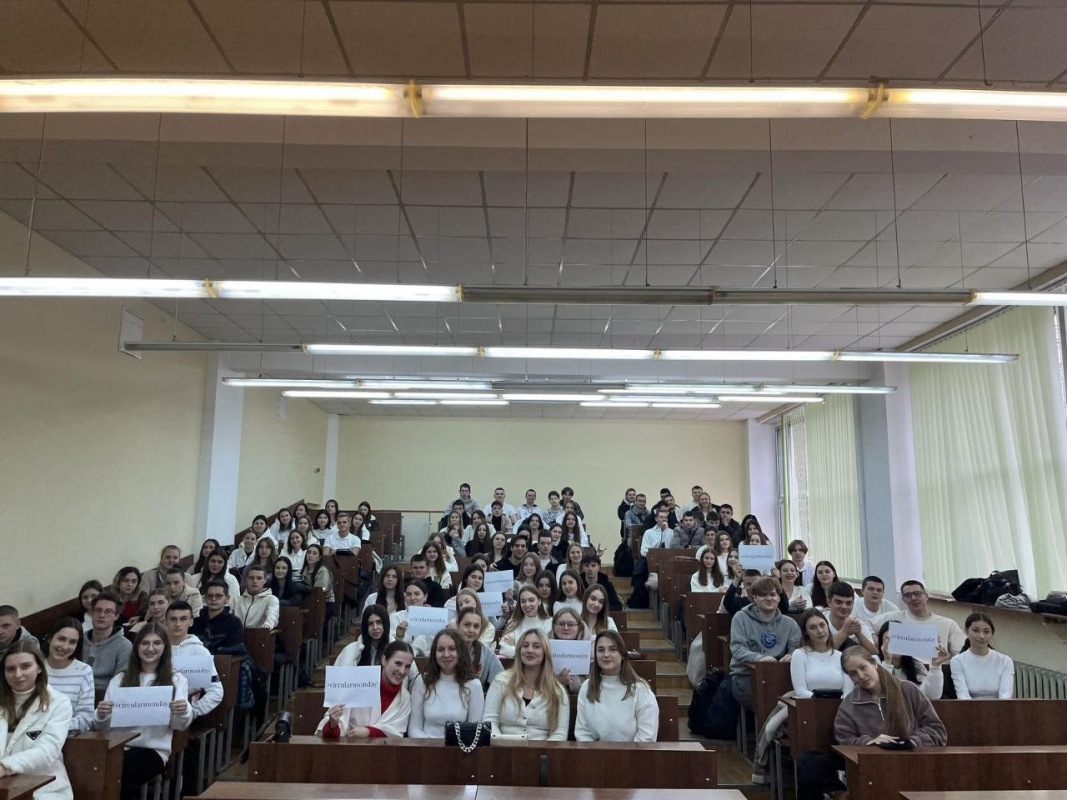 Фото із заходу