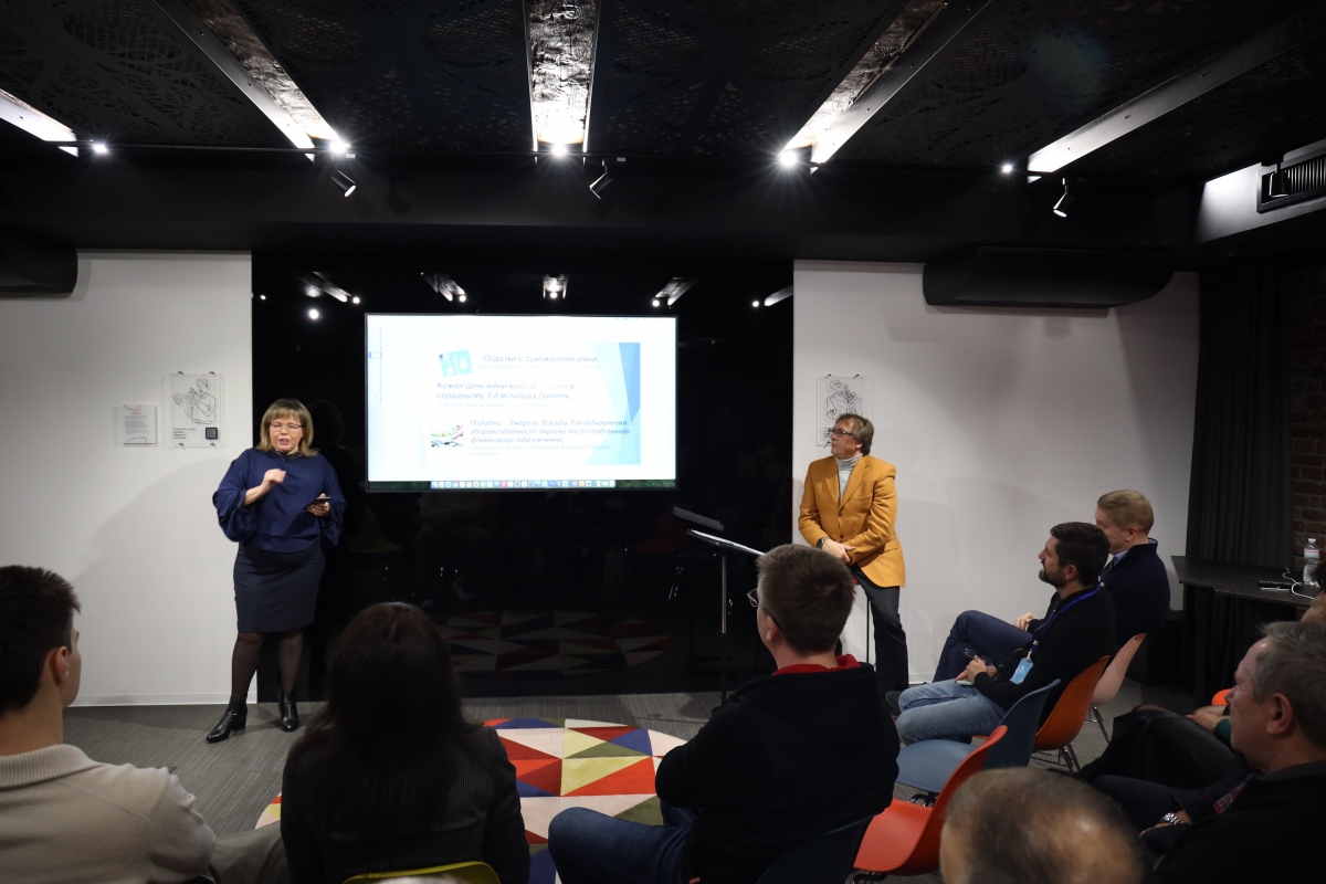 Фото із засідання клубу