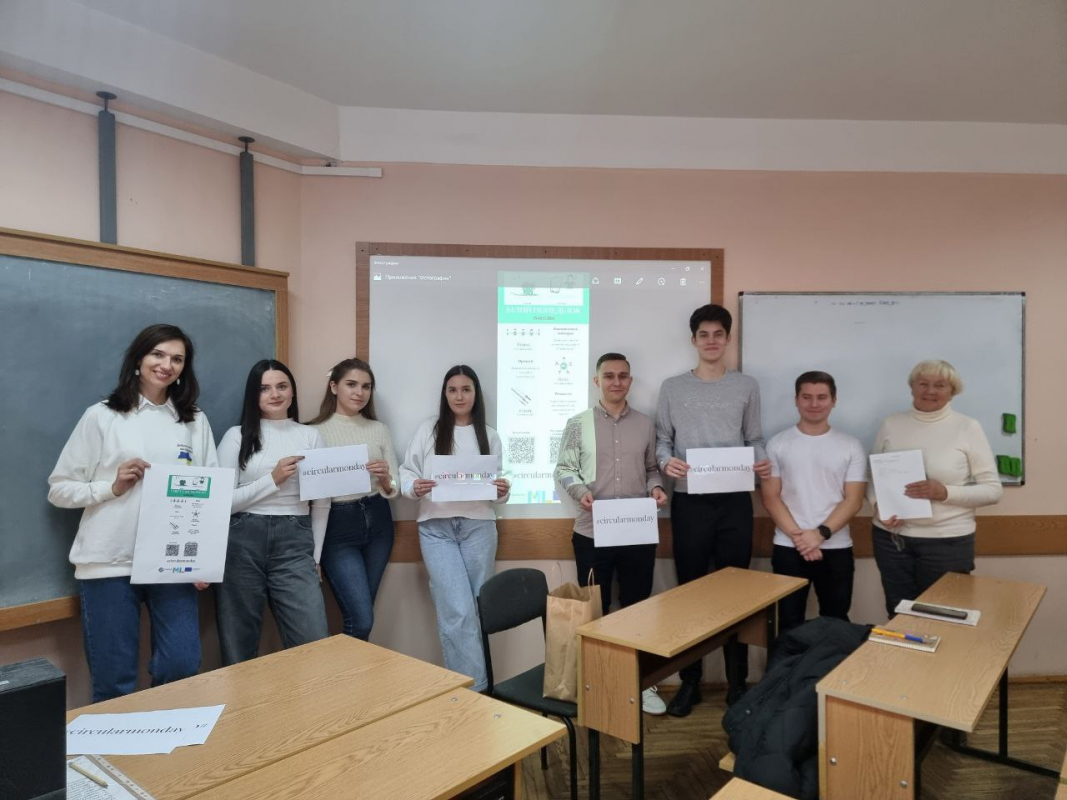 Фото із заходу