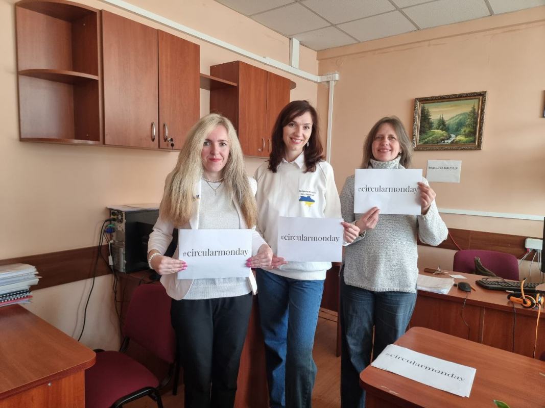 Фото із заходу