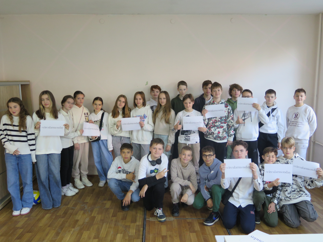 Фото із заходу