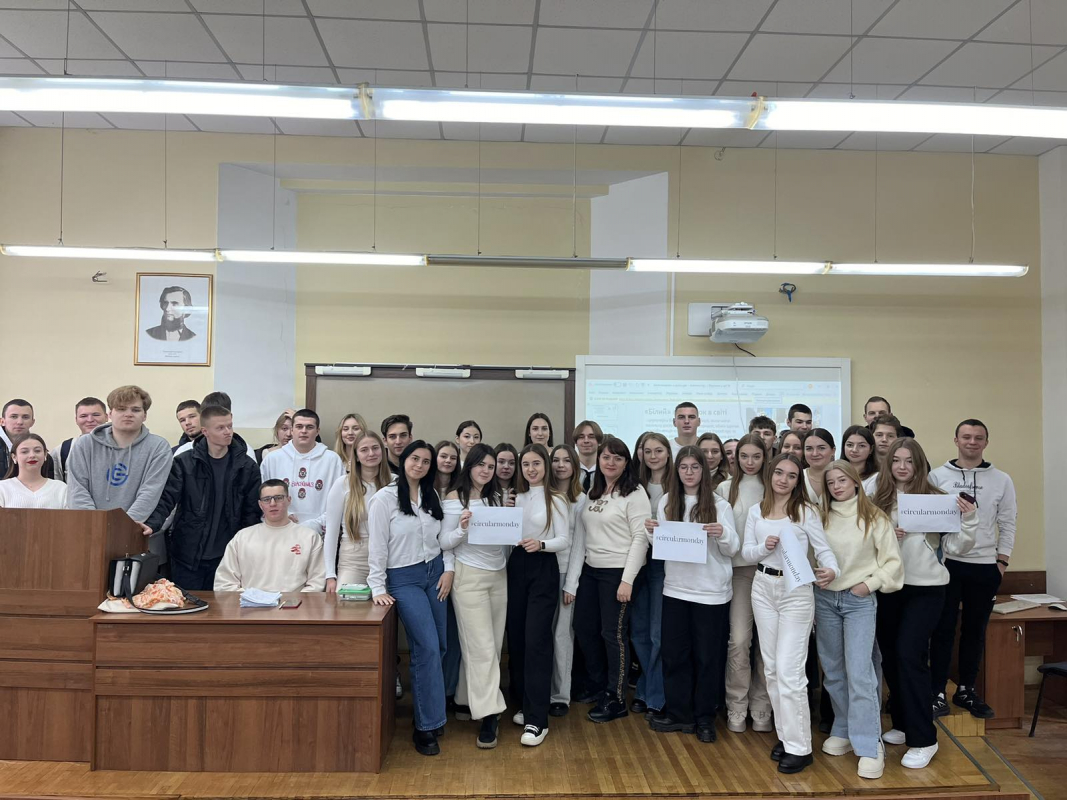 Фото із заходу