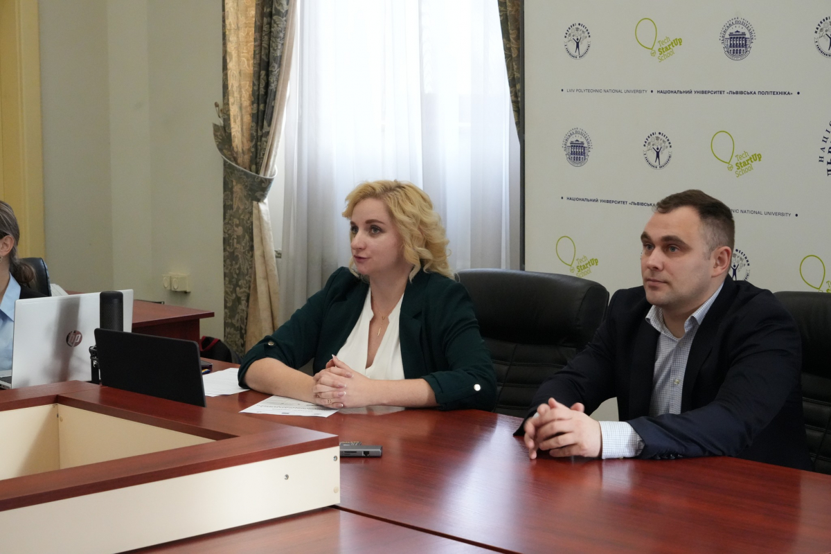 Фото із заходу