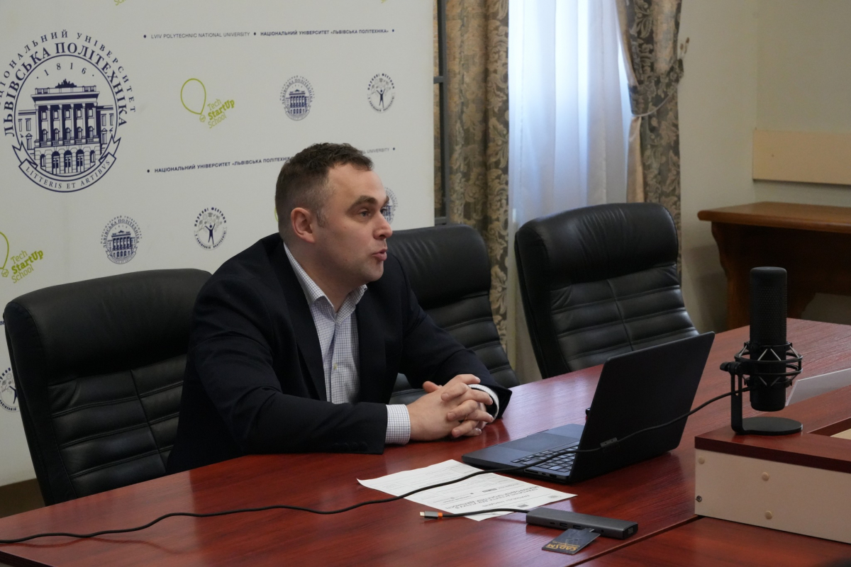 Фото із заходу