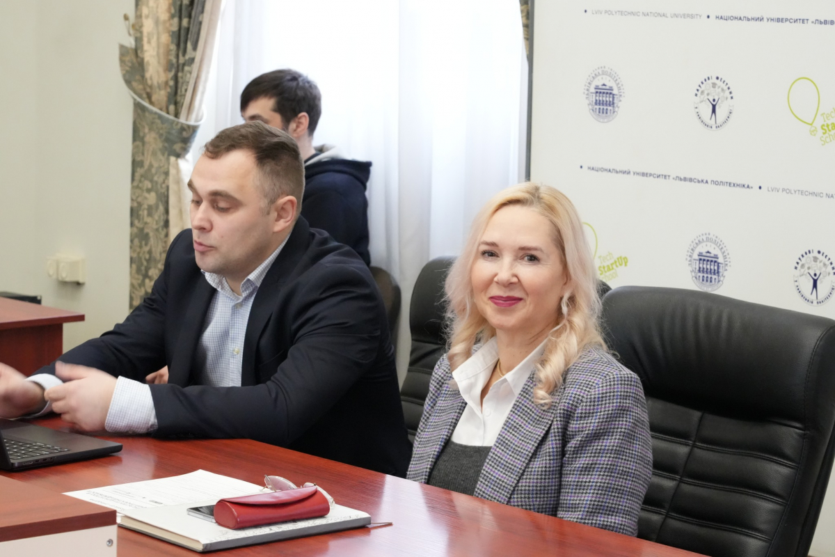 Фото із заходу