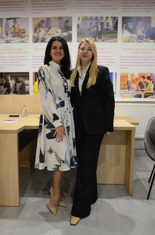 Фото з відкриття Центру