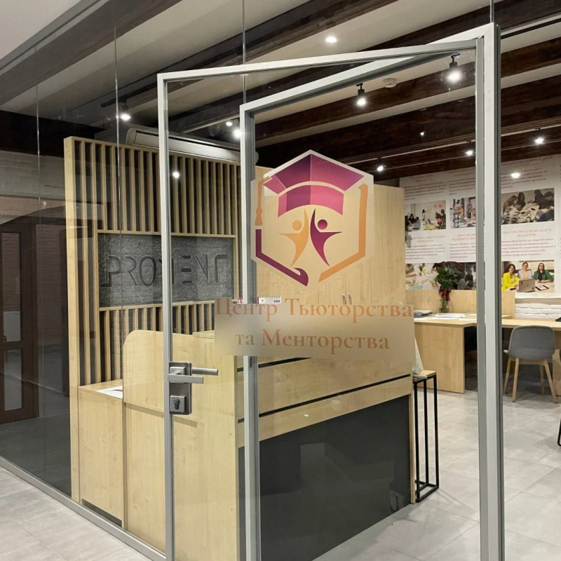 Фото з відкриття Центру