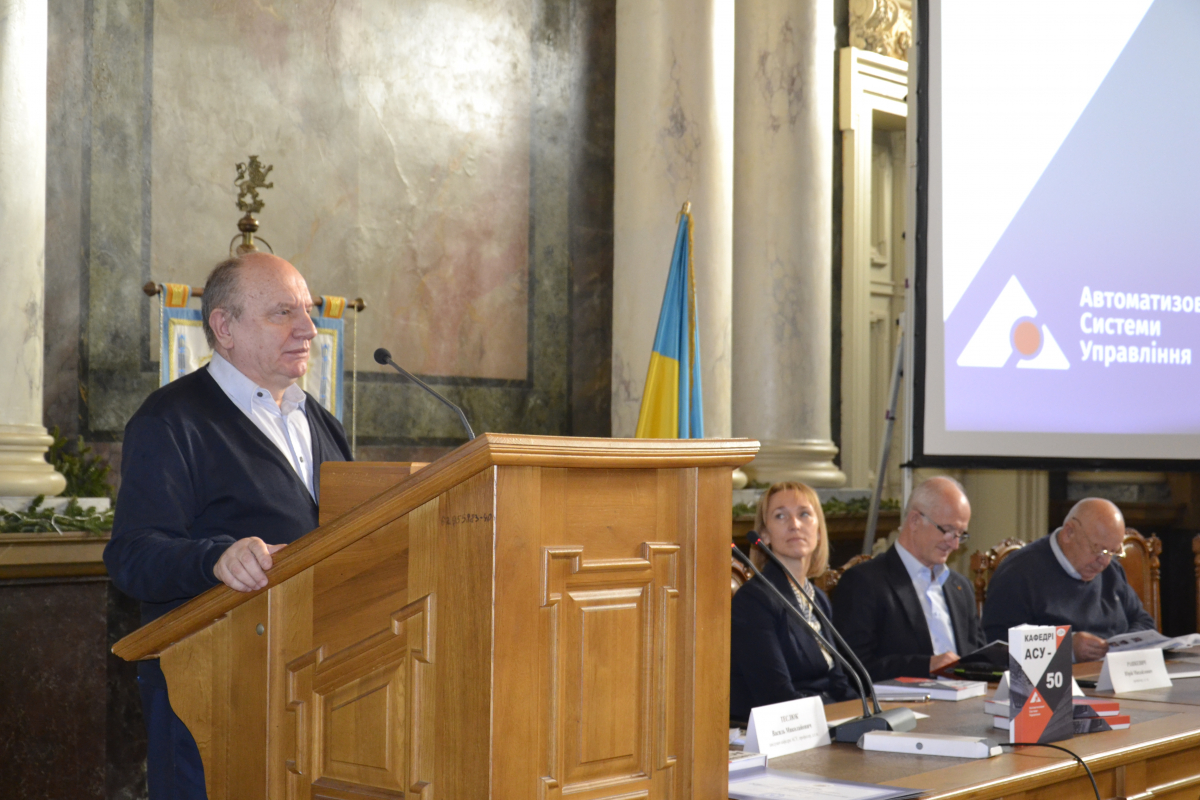 Фото з урочистої академії