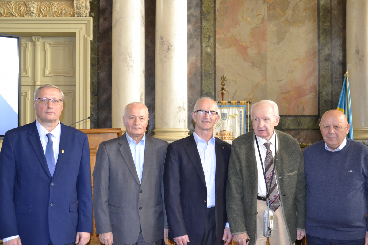 Фото з урочистої академії