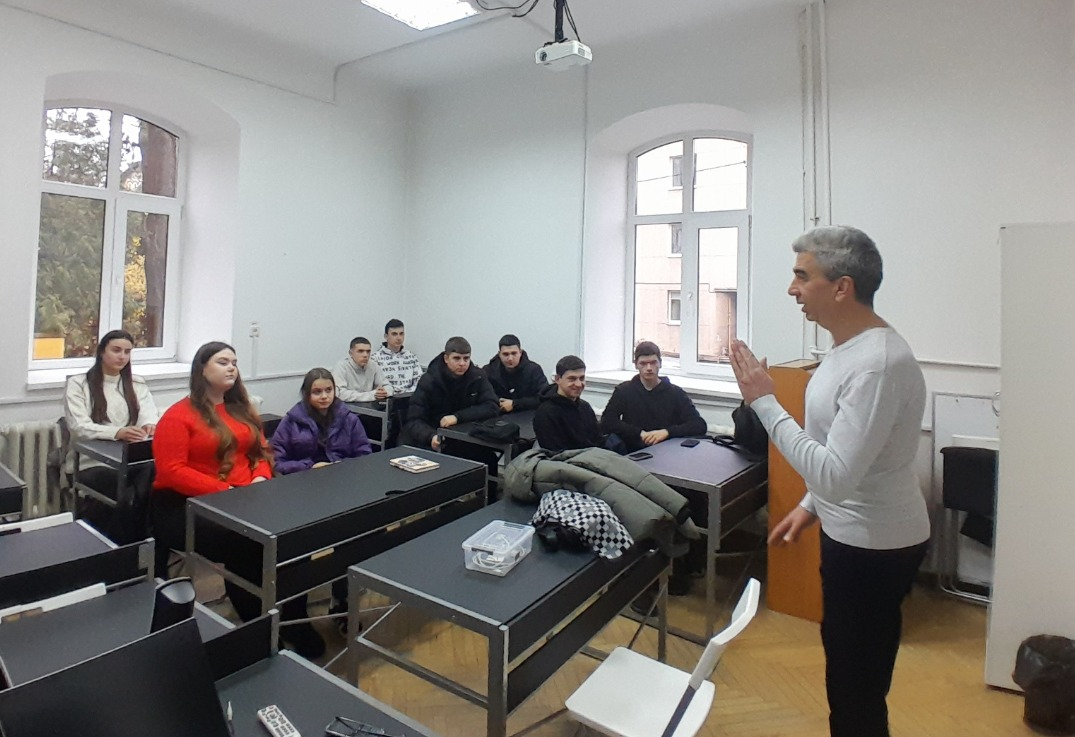 Фото із заходу