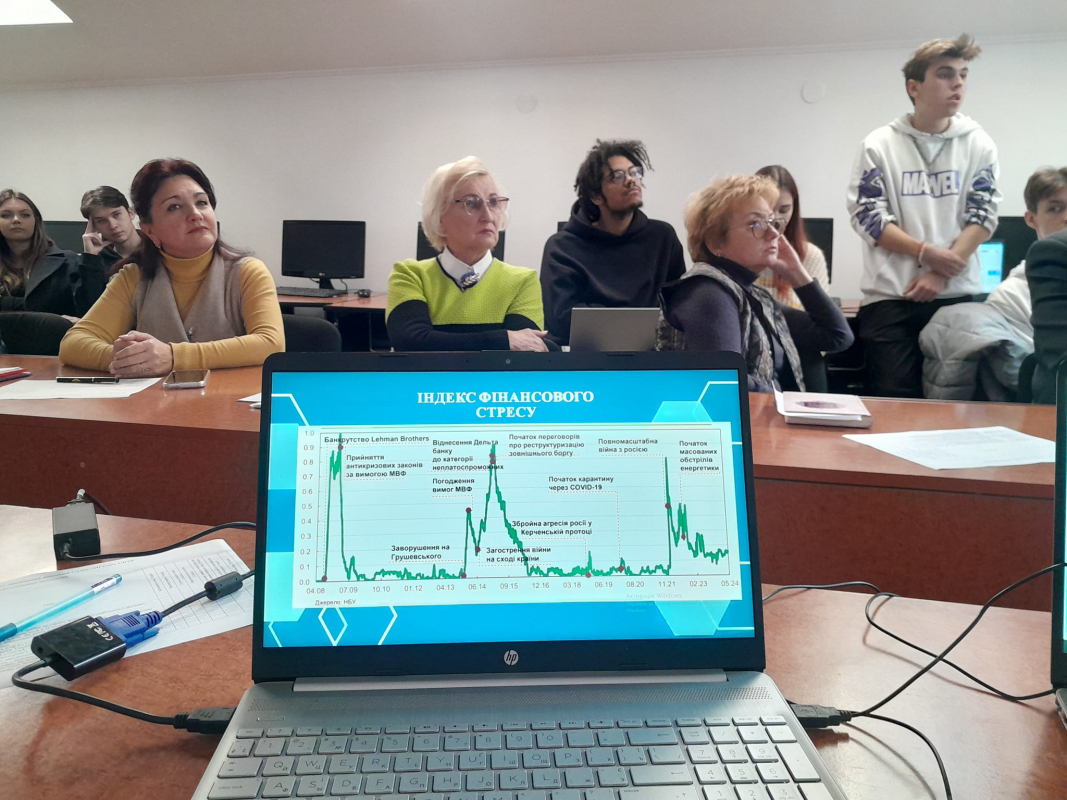 Фото із заходу