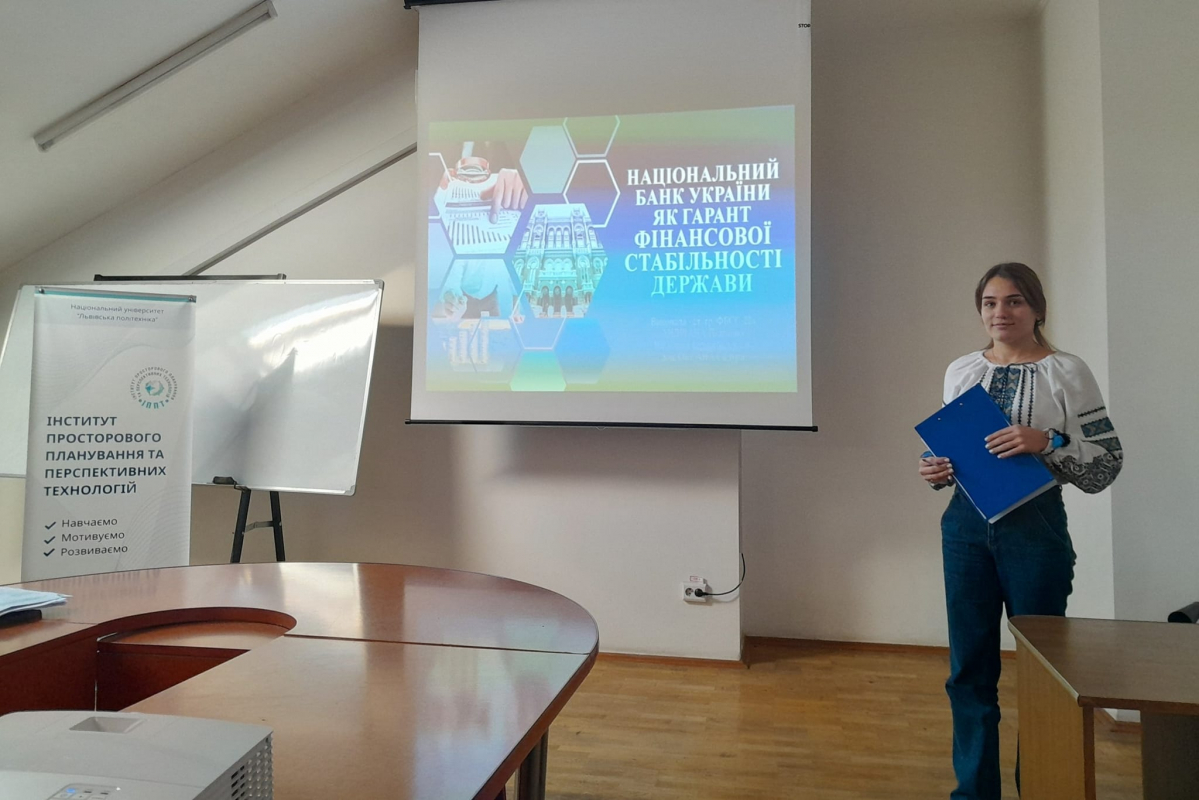 Фото із заходу