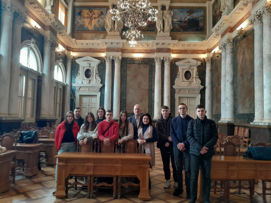 Фото із заходу