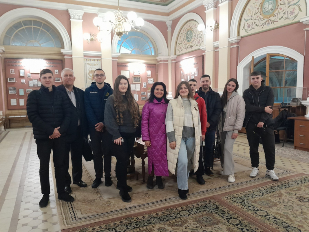 Фото із заходу