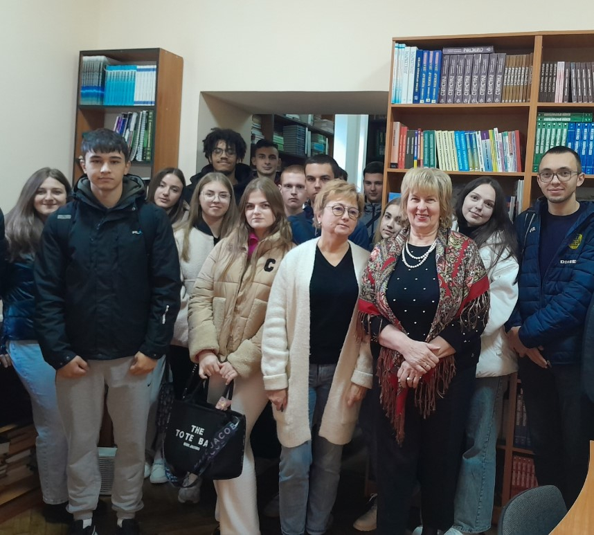 Фото із заходу