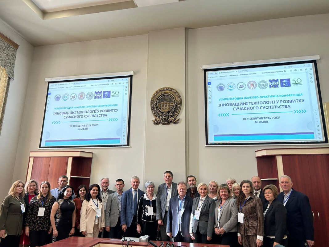 Фото із заходу