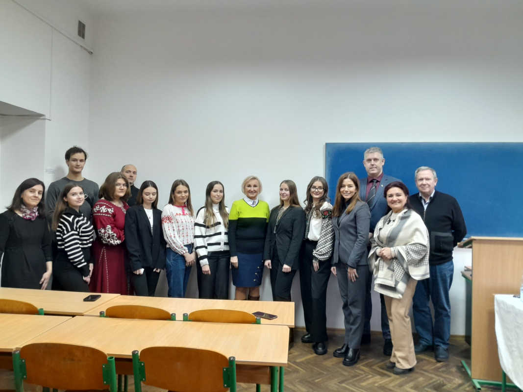 Фото із заходу