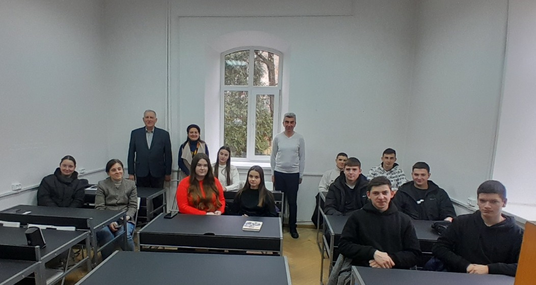 Фото із заходу