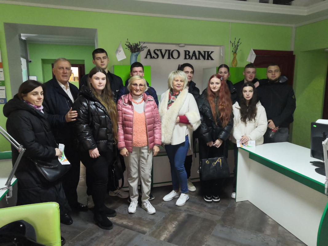 Фото із заходу