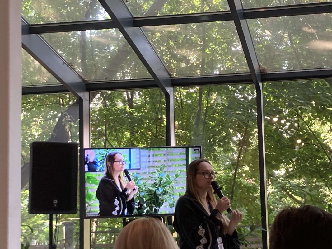 Фото із заходу