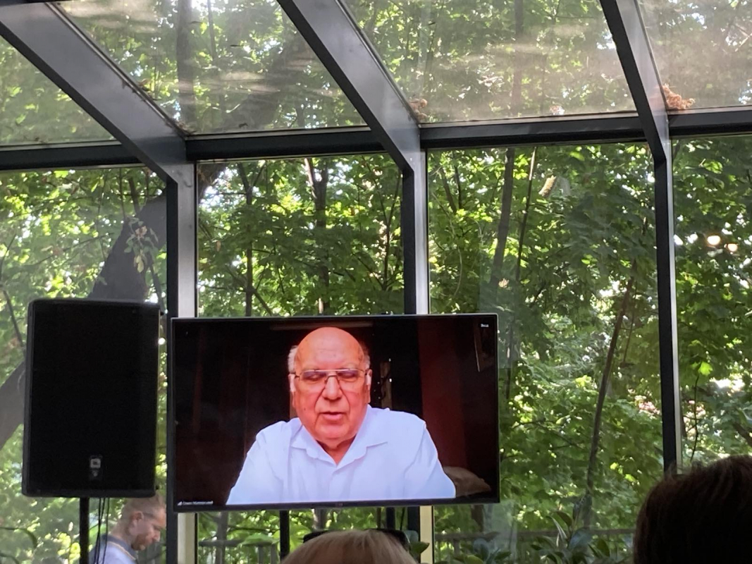 Фото із заходу