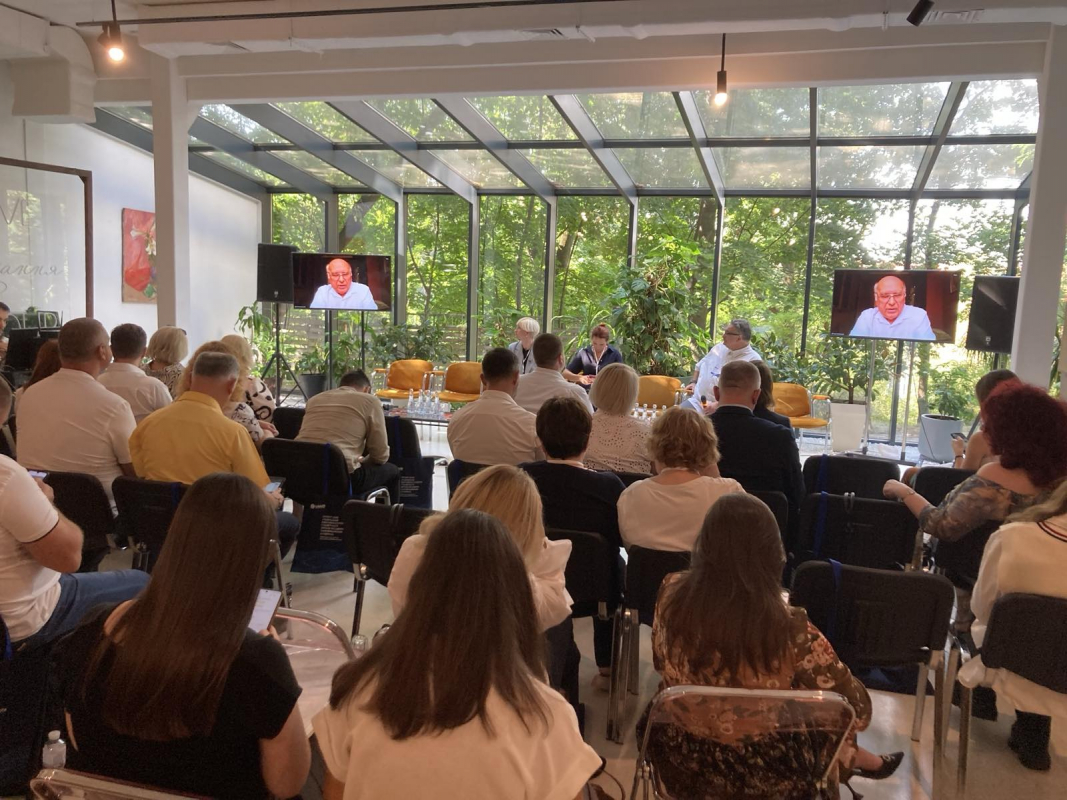 Фото із заходу