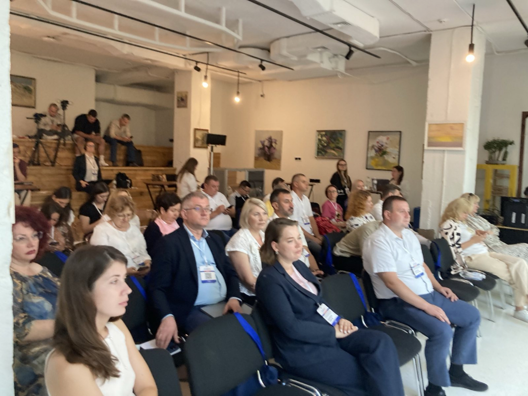 Фото із заходу