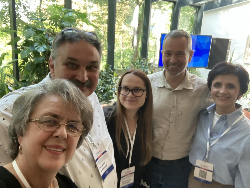 Фото із заходу