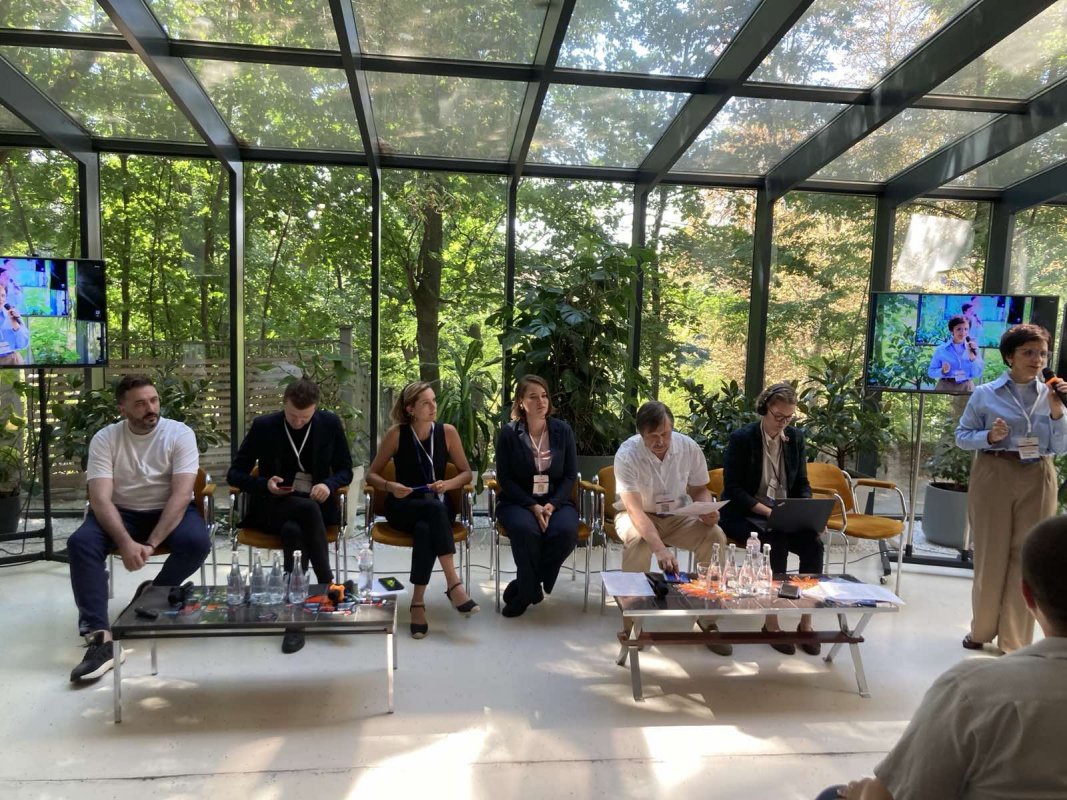 Фото із заходу