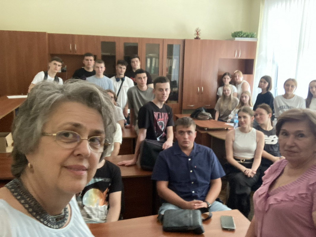 Фото із заходу