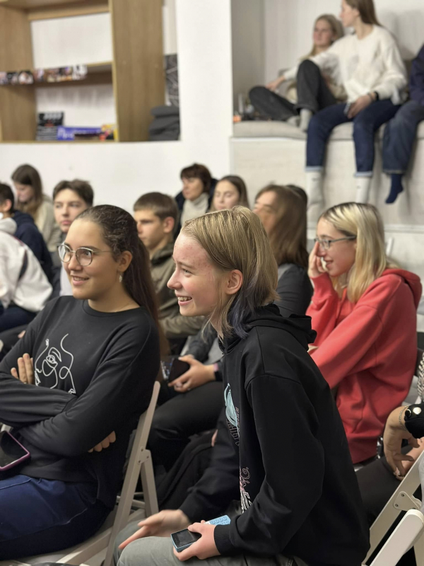 Фото із заходу