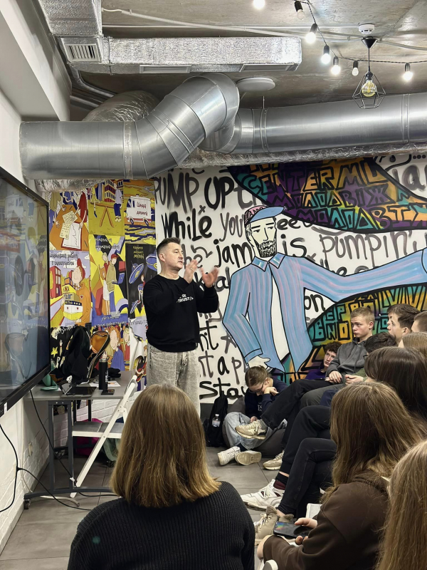 Фото із заходу