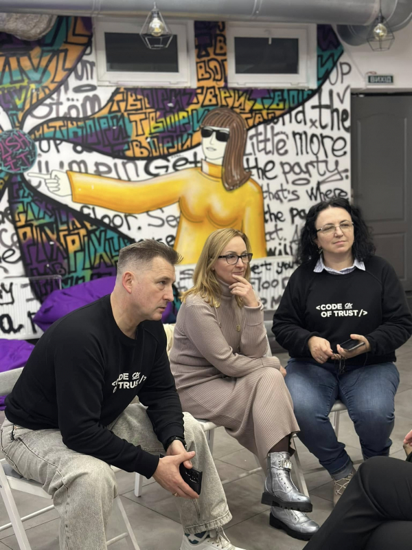 Фото із заходу