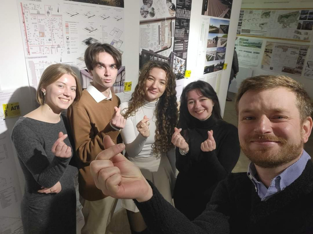 Фото із заходу